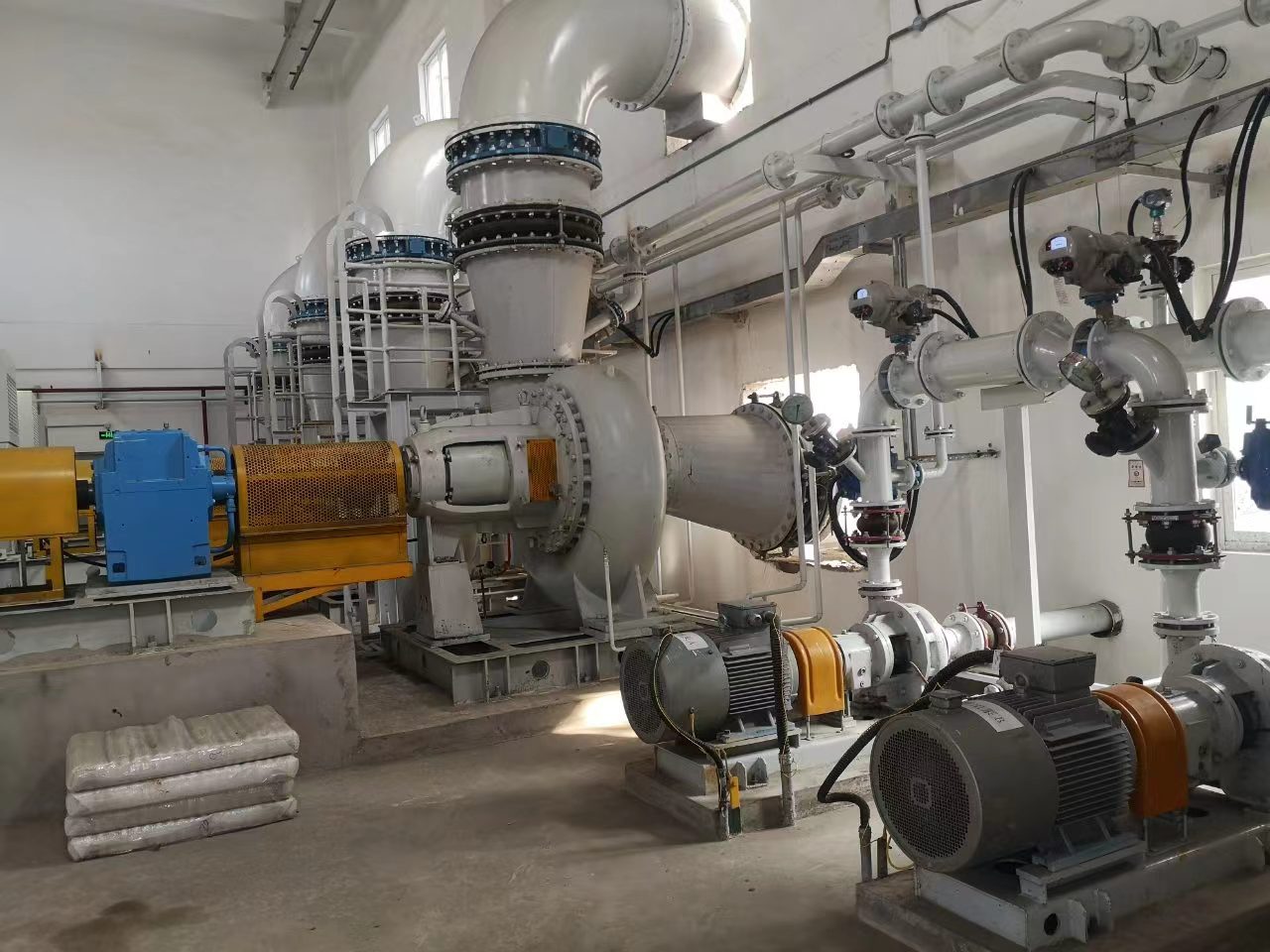 濟甯華(hua)源電熱(re)廠安裝(zhuang)脫硫泵(beng)